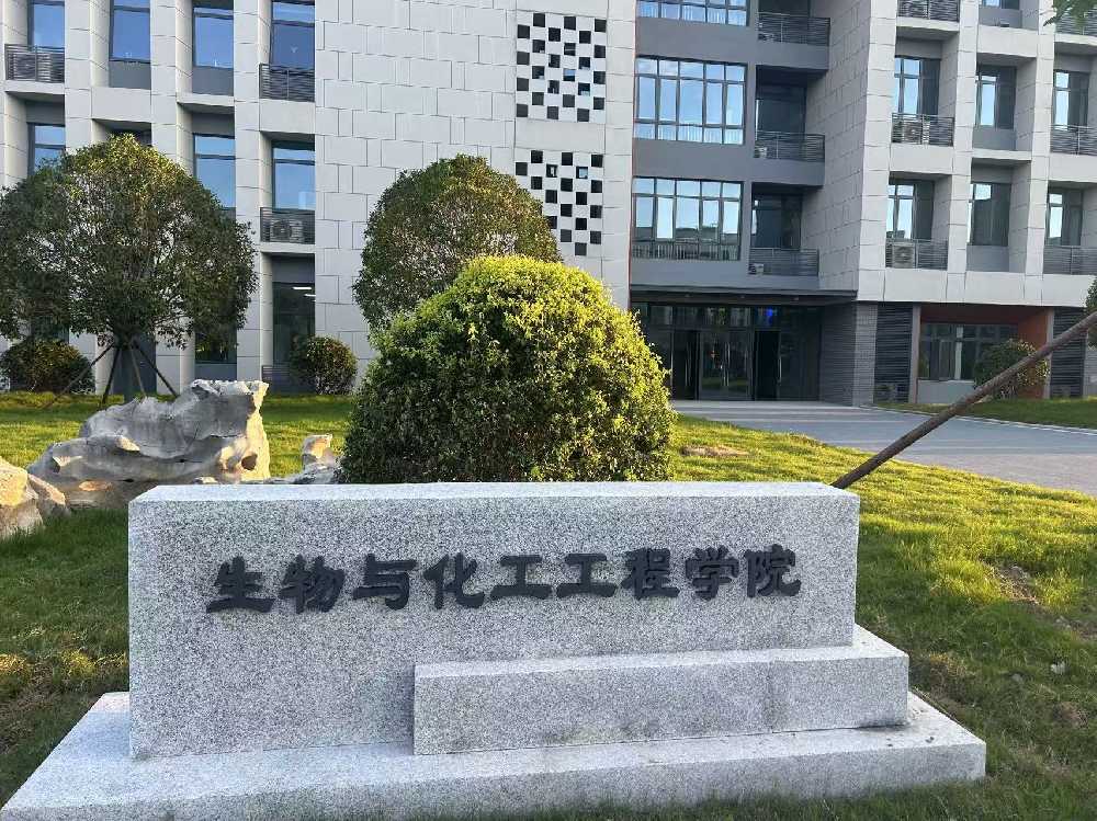 肇庆市扬州职业大学体育场高杆灯项目